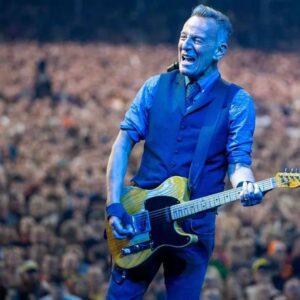 Bruce Springsteen Shocks Rock Music Fans โ Patti Scialfa and Jon Bon Jovi Join Him Onstage for a Once-in-a-Lifetime Performance No One Expected
