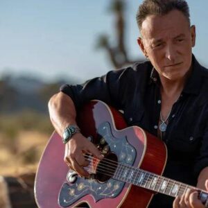Bruce Springsteen Stuns Fans with Surprise Midnight Street Performance โ Thousands Pack the Block as โThe Bossโ Turns an Ordinary Night into Rock-and-Roll History