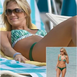 Carrie Underwood with bikini on vocation. 🔥 This is Carrie Underwood in a modest bathing suit compared to bikinis and thongs and even most one piece bathing suits that women wear today. 👙 congchua