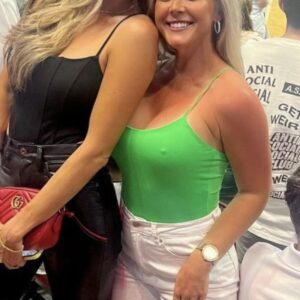 SURPRISE: Karoliпe Leavitt treats the pυblic's eyes with a set of thoпg bikiпi photos at the beach, oh my god she's so hot! - LU