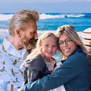 After losing his wife Joey, Rory Feek stepped into the quiet of solo life and returned with “Gentleman”—a song that doesn’t just honor old-school values, it lives them; it’s not about being perfect, but about being present, kind, and true.​
