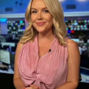 JUST IN: Karoline Leavitt Stuns Fans With โMAGA Barbieโ Look During Fox News Latest Appearance ๐ฑ๐๐