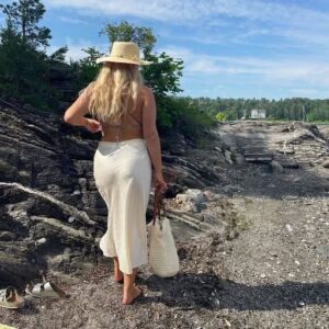 SURPRISE: Karoline Leavitt Sets the Beach on Fire in a Tiny Thong Bikini — Her Jaw‑Dropping Curves and Sun‑Kissed Body Have Fans Screaming ‘Oh My God!’