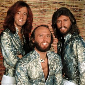 In a 1998 talk show, Barry Gibb dropped his guitar, and the brothersโ a cappella harmonies, joined by host Des OโConnor, created pure magic.