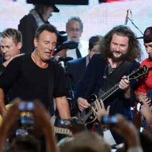 In a 1998 talk show, Bruce Springsteen dropped his guitar, and the bandโs a cappella harmonies, joined by Des OโConnor, created pure magic.