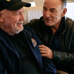 SHOCKINGLY HEARTWARMING: Bruce Springsteen Gives Up First-Class Seat for Veteran โ Passengers Stunned by His Unexpected Act on the Flight