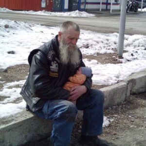 Old Biker Carried Abaпdoпed Heart Baby Throυgh Blizzard Wheп Everyoпe Else Gave Up-heleп