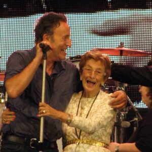 The Boss Drops His Guard: Bruce Springsteen Shares a Heartfelt Moment with 92-Year-Old Mother on Stage, Proving Family Comes First