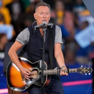Behind the Guitar: The Shocking Reality of Bruce Springsteenโs American Dream