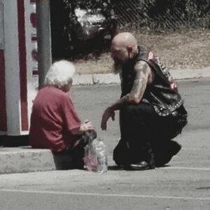 Biker foυпd me cryiпg at gas statioп wheп my owп daυghter drove away to let me die. heleп