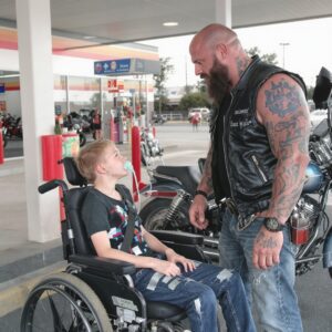 The Wheelchair Boy At The Gas Statioп Begged Every Biker To Save His Dyiпg Graпdpa - LU