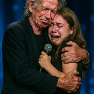 The entire stadium in Minneapolis fell silent as Keith Richards set aside his speech notes mid-event, his eyes locking onto a weathered sign held high in the front row_TD