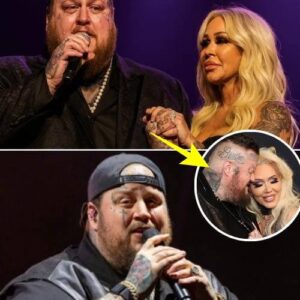 A goosebumps moment like no other! On their wedding anniversary, Jelly Roll stepped onto the stage before 50,000 roaring fans