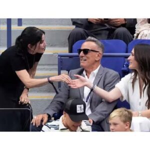 41 Years Later ❤️ Courteney Cox & Bruce Springsteen: “Can’t Start a Fire Without a Spark” 💯