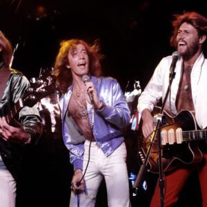 “Bee Gees and Kenny Rogers’ ‘Islands in the Stream’ — The Legendary Duet That Turns Summer Nights and Country Roads into Timeless Musical Magic!”