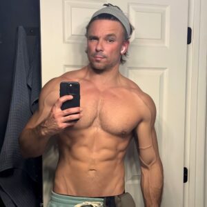 HOT SHOTS: Kenny Chesney’s Leaked Photos Show Off Six-Pack Abs and Muscular Frame — Fans Are Losing Their Minds 🔥...ishar