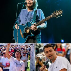 Barry Gibb broke down in tears on stage after hearing about Charlie Kirk’s assassination The audience came for music, but instead witnessed heartbreak as the legendary singer’s voice cracked and the arena fell silent. Her whispered words left thousands stunned_cz