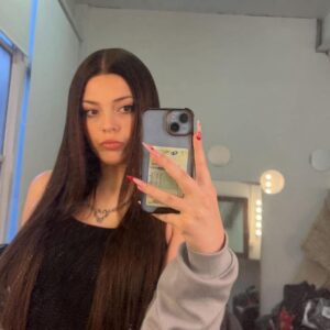 “WHY ISN’T SHE FAMOUS, FAMOUS, FAMOUS?!” Courtney Hadwin’s electrifying new song teaser is setting the internet on fire! Her raw, golden-age rock vocals explode with urgent, modern fire, leaving fans screaming for more. -h