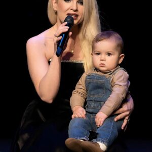 Kelly Osbourne Shares Heartwarming Family Moment on Stage, Leaving Fans Awestruck nh