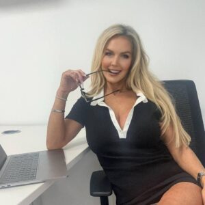 Karoline Leavitt poses half nak*d with her legs wide apart - this is something married men are forbidden to look at_cz