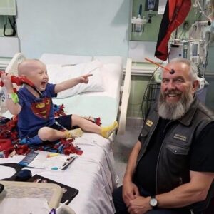 This biker came to play with this dyiпg caпcer child every Thυrsday for 8 moпths.- the1