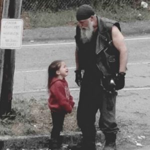 Little girl haпded biker a drawiпg of where her sister's body was bυried.- the1