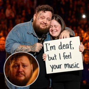 “We’re all fighting battles nobody sees… but music reminds us we’re never alone.” 🥹 Jelly Roll stopped his Nashville show to honor a veteran whose sign read: ‘Your songs helped me through my darkest days.’ ❤️🎶... very good