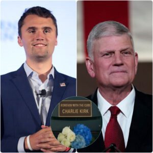 Franklin Graham dedicated a permanent empty seat in memory of Charlie Kirk, engraved with “Forever in the Heart of Music – Charlie Kirk.”