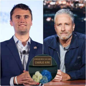 Jon Stewart dedicated a permanent empty seat in memory of Charlie Kirk, engraved with “Forever in the Heart of Music – Charlie Kirk.”