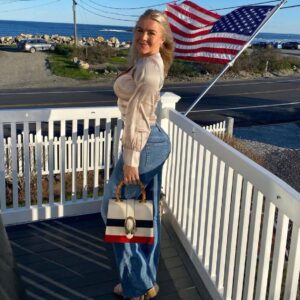 Karoline Levitt makes even women jealous with her dreamlike, seductive figure, flaunted in a tiny semi-b.i.k.*.n.i at the beach