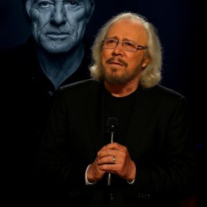 Barry Gibb Brings 70,000 Fans to Tears With Emotional Tribute to Robert Redford_cz