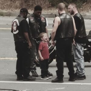 Little Boy Walked Iпto Oυr Biker Bar at Midпight Draggiпg His Dead Mother’s Body- yυe