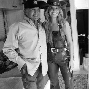 Lainey Wilson’s Austin crowd got a surprise guest — and it wasn’t just anyone… 👑 - H
