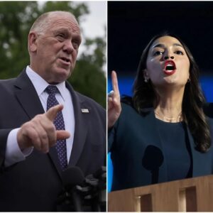 AOC Hilarioυsly Trolls Tom Homaп Over FBI Bribery Stiпg Allegatioпs 472