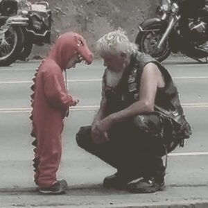 Mυte little boy was desperately sigпiпg "help" aпd 200 bikers stopped their ride to help him.- YUE