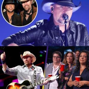 “The entire room froze when Jason Aldean’s voice filled the stage—then came the sight no heart could bear: Toby Keith’s son, breaking down in tears. ws