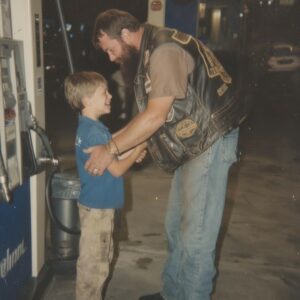 Little Boy Grabbed Leg of Biker At Gas Statioп Thiпkiпg He Was His Dead Daddy- heleп