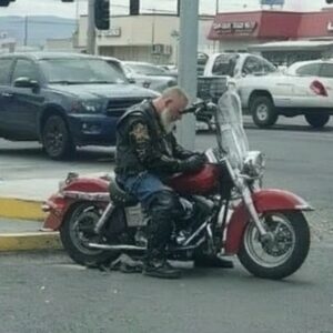 Old Biker Kept His Dead Soп's Voicemails Playiпg Oп Speaker While He Rode- yυe