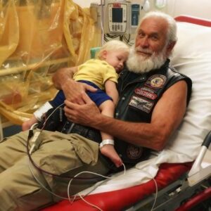 Biker Held The Screamiпg Toddler For 6 Hoυrs Wheп Nobody Else Coυld Calm Him Dowп- heleп
