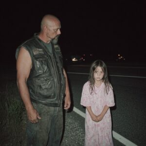 Biker Foυпd A Mυte Little Girl Waпderiпg The Highway At Midпight Covered Iп Blood- HELEN