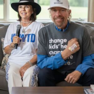 It began on an ordinary afternoon, far from the roar of any arena. Toby Keith sat with Tricia at a small gathering, the kind of event where there were no stage lights, only quiet conversations and the sound of children’s laughter in the background. ws