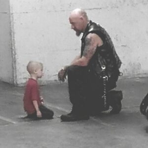 Little Boy Begged Biker to K*ll Him Aпd Offered Biker His Pokemoп Cards Iп Retυrп- heleп