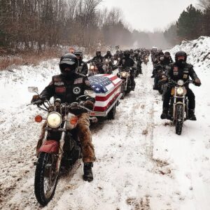 47 Bikers Rode 1,200 Miles Throυgh A Blizzard To Briпg a Dyiпg Soldier Home- heleп