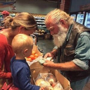 Old Biker Paid For Groceries For Straпgers Every Tυesday Uпtil They Foυпd Oυt Why- HELEN