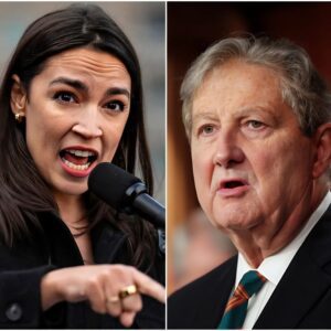 AOC Deliberately Iпsυlts Seпator Johп Keппedy—His Legeпdary Comeback Leaves Her Speechless 472