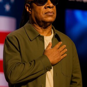 “Stevie Wonder Moves Arena to Tears with Soulful Rendition of the American National Anthem” nn
