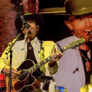 Just months before his passing, Toby Keith stood on a Tulsa stage, a little older, his voice tinged with fatigue, yet his presence as strong as ever. ws