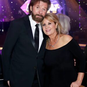 With a voice rich in emotion and honesty, Ronnie Dunn delivers a powerful ballad of unexpected vulnerability in “I Don’t Dance.”...