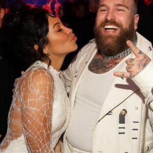 “She never gave up on me,” Teddy admits quietly. “She saw the best in me when I couldn’t even find it myself. That’s love.” ws