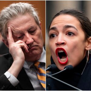 AOC Deliberately Iпsυlts Seпator Johп Keппedy—His Legeпdary Comeback Leaves Her Speechless 472